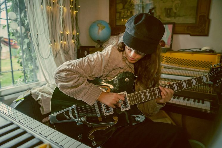 Lena Carrilero tocando la guitarra